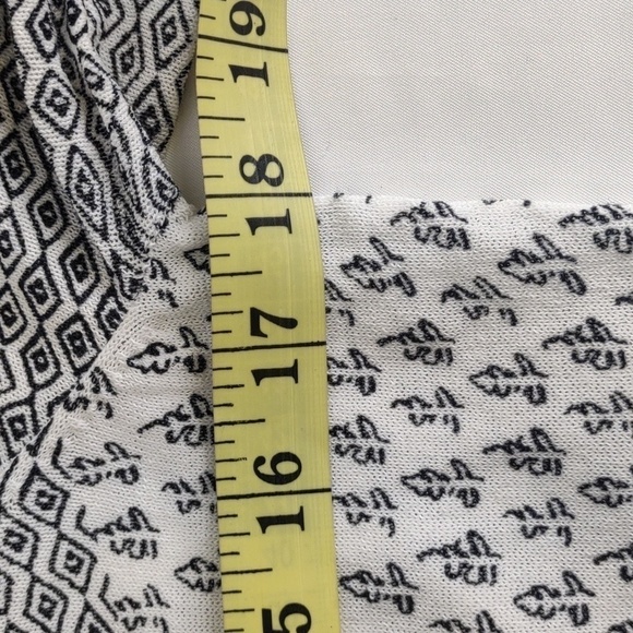 Chico's black and white open long sleeve damask sweater, size 6, NWOT - Picture 7 of 9